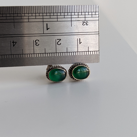Small green stone silver stud earrings - Picture 7 of 8